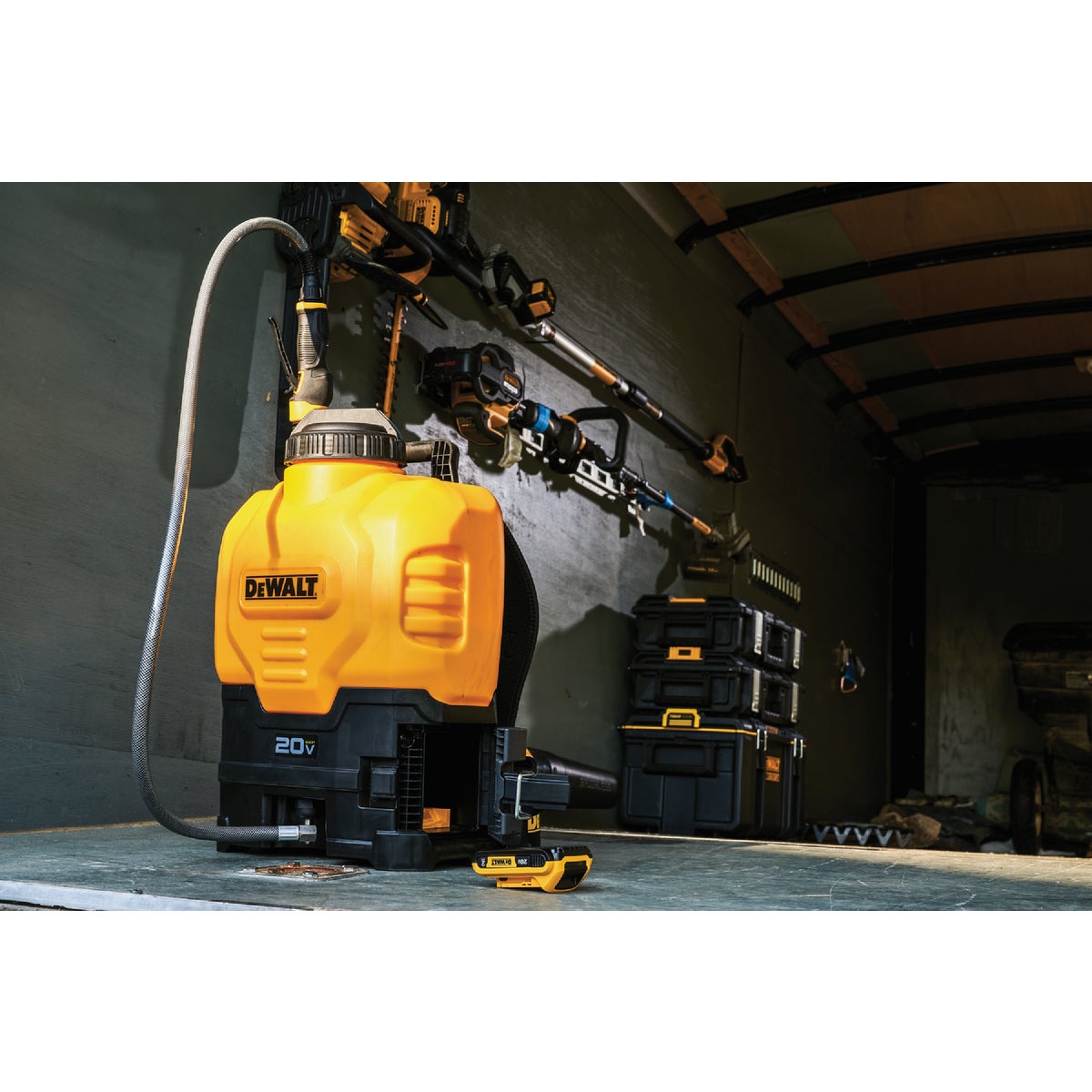 DeWalt 4 Gal. Battery Operated Backpack Sprayer (Tool Only) Image 6