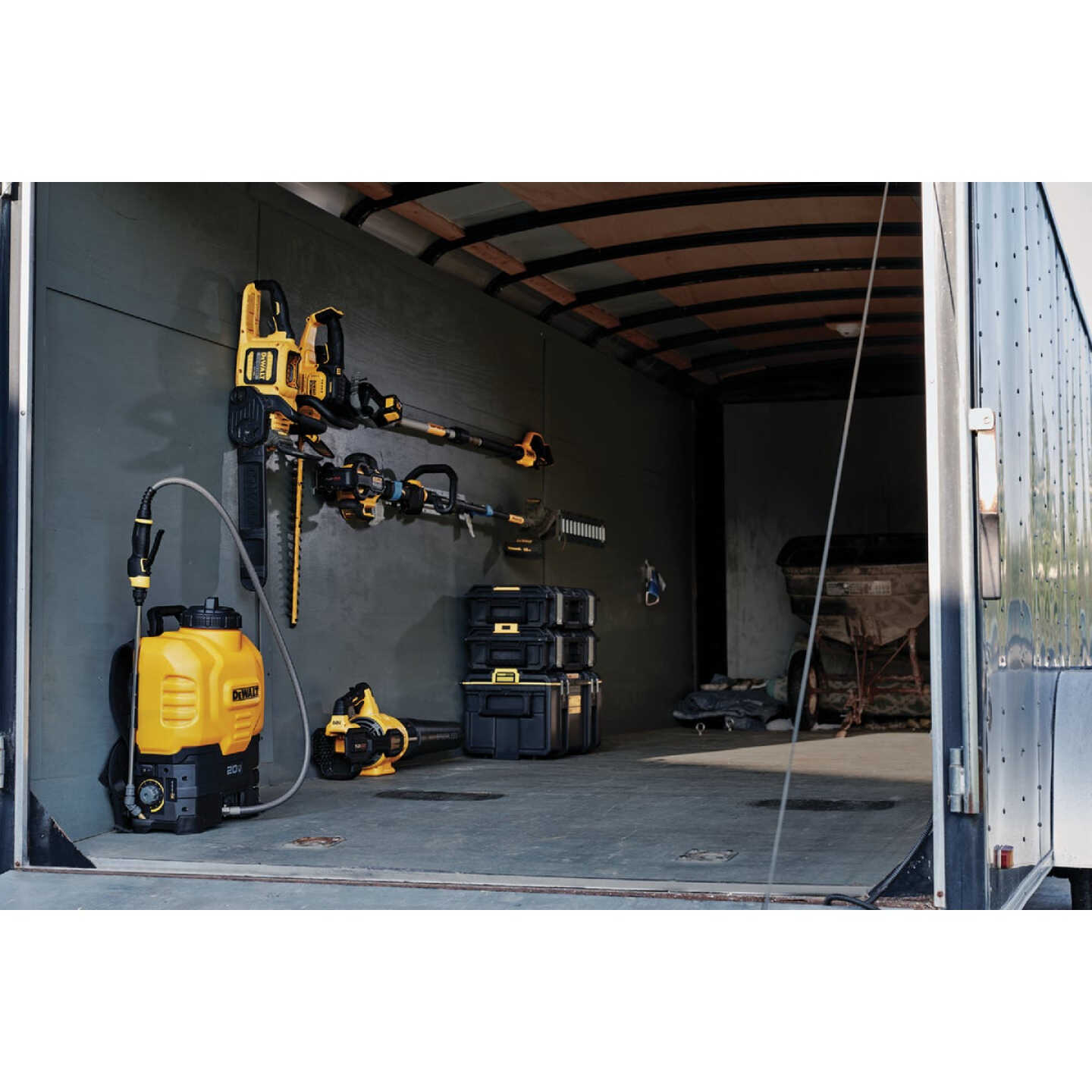 DeWalt 4 Gal. Battery Operated Backpack Sprayer (Tool Only) Image 5