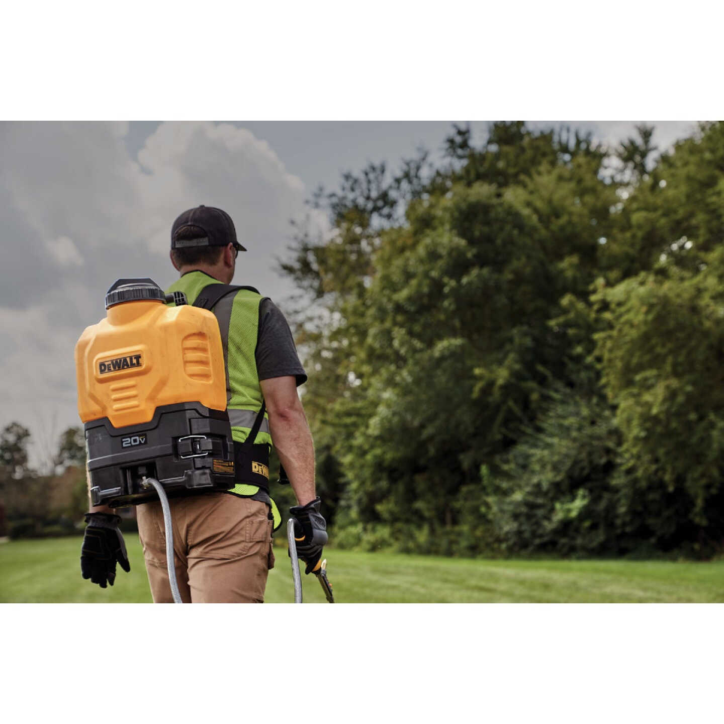 DeWalt 4 Gal. Battery Operated Backpack Sprayer (Tool Only) Image 3