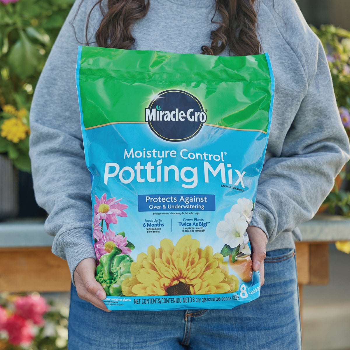 Miracle-Gro Moisture Control 8 Qt. Potting Mix Image 3