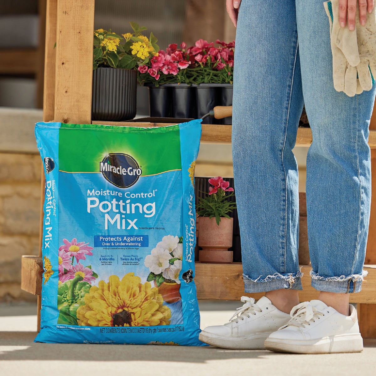 Miracle-Gro Moisture Control 16 Qt. Potting Mix Image 3