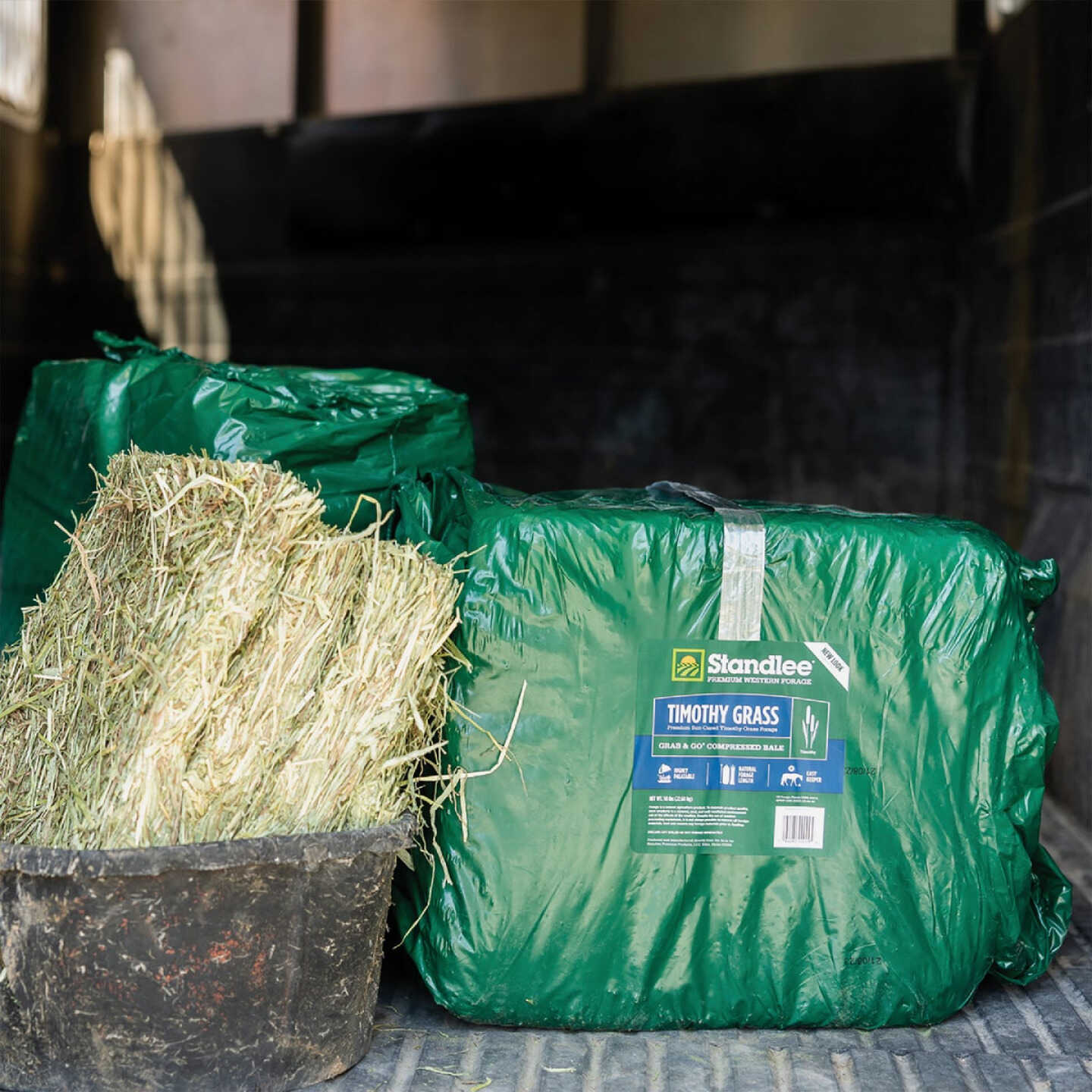 Standlee Premium Western Forage 50 Lb. Premium Timothy Grab & Go Compressed Bale Image 7