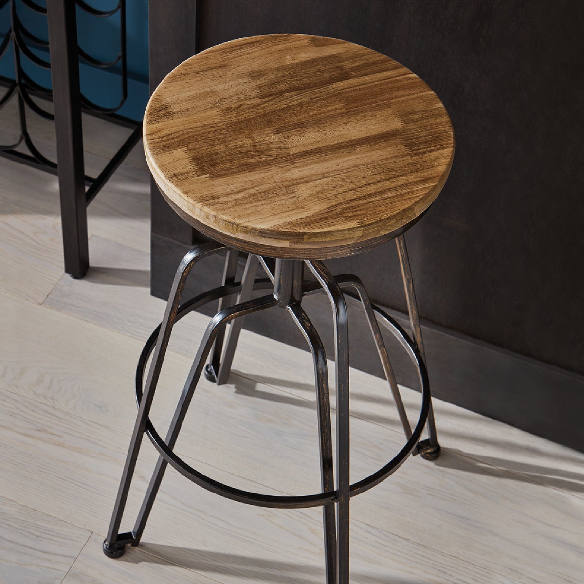 Minwax Wood Finish Penetrating Stain, Special Walnut, 1/2 Pt. Image 3