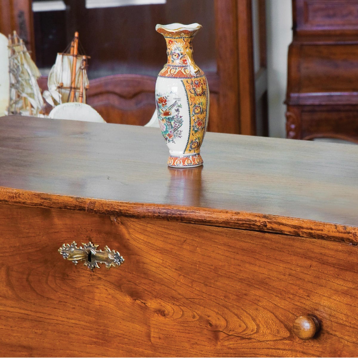 Rust-Oleum 11 Oz. Clear Gloss Lacquer Spray Paint Image 4