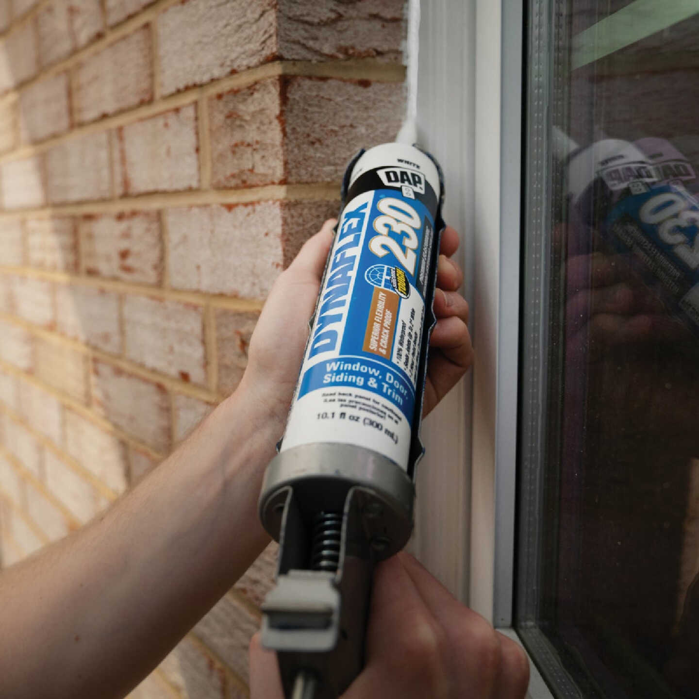 Dap Dynaflex 230 10.1 Oz. 100% Waterproof Window, Door, Siding & Trim Elastomeric Sealant, White Image 6