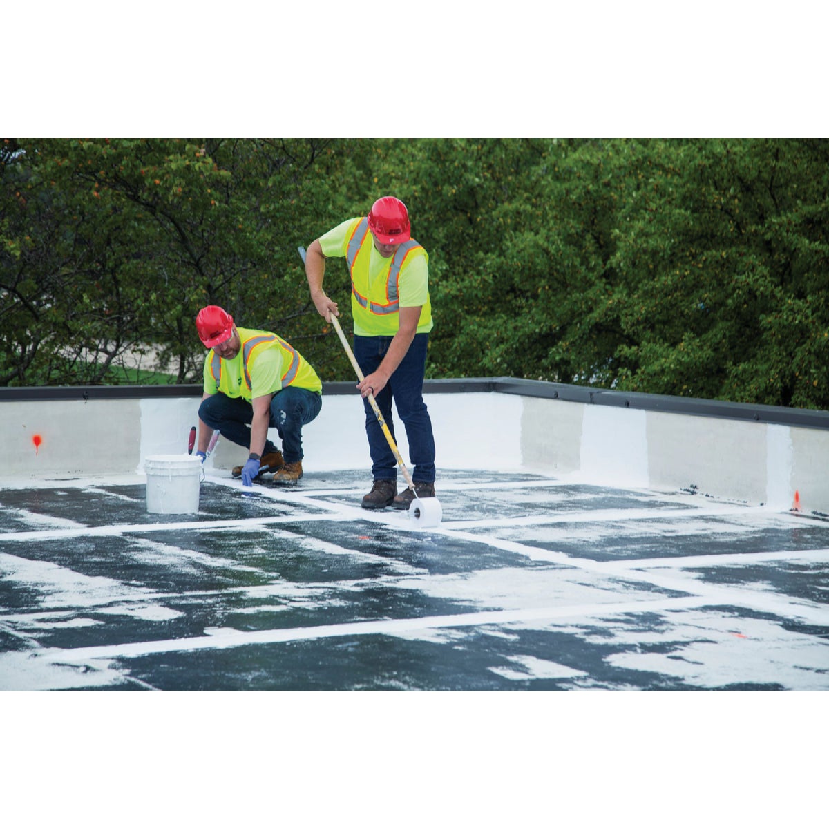 Rust-Oleum 1 Gal. White Elastomeric Roof Patch Image 4