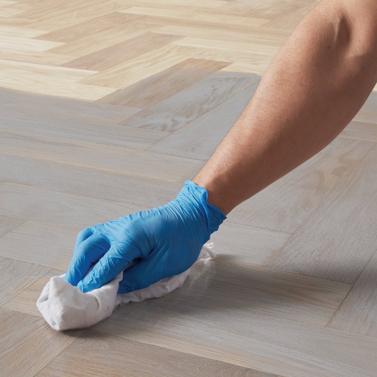 Minwax Wood Finish Penetrating Stain, Silvered Gray, 1 Qt. Image 6