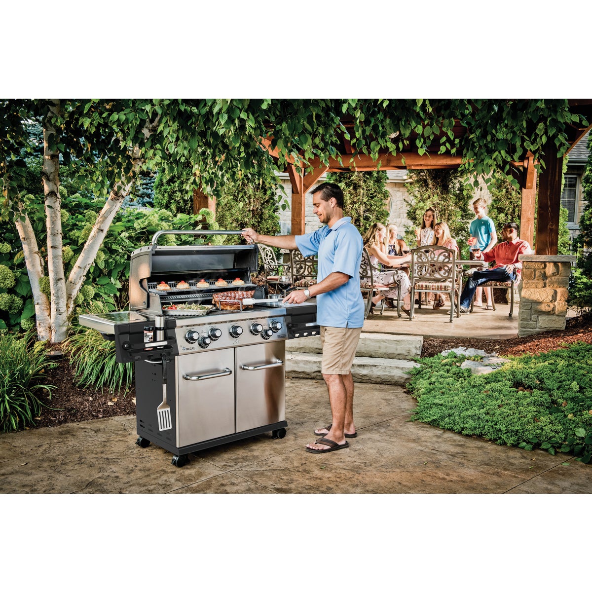 Broil King Regal S590 5-Burner Stainless Steel 55,000-BTU LP Gas Grill with 10,000-BTU Side -Burner Image 2