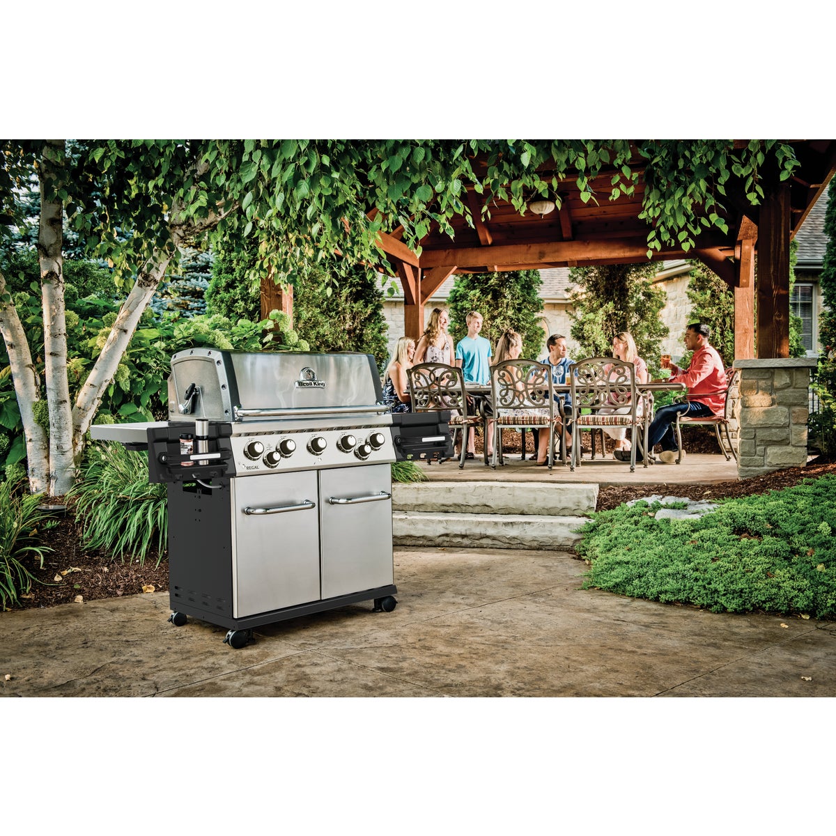 Broil King Regal S590 5-Burner Stainless Steel 55,000-BTU LP Gas Grill with 10,000-BTU Side -Burner Image 3