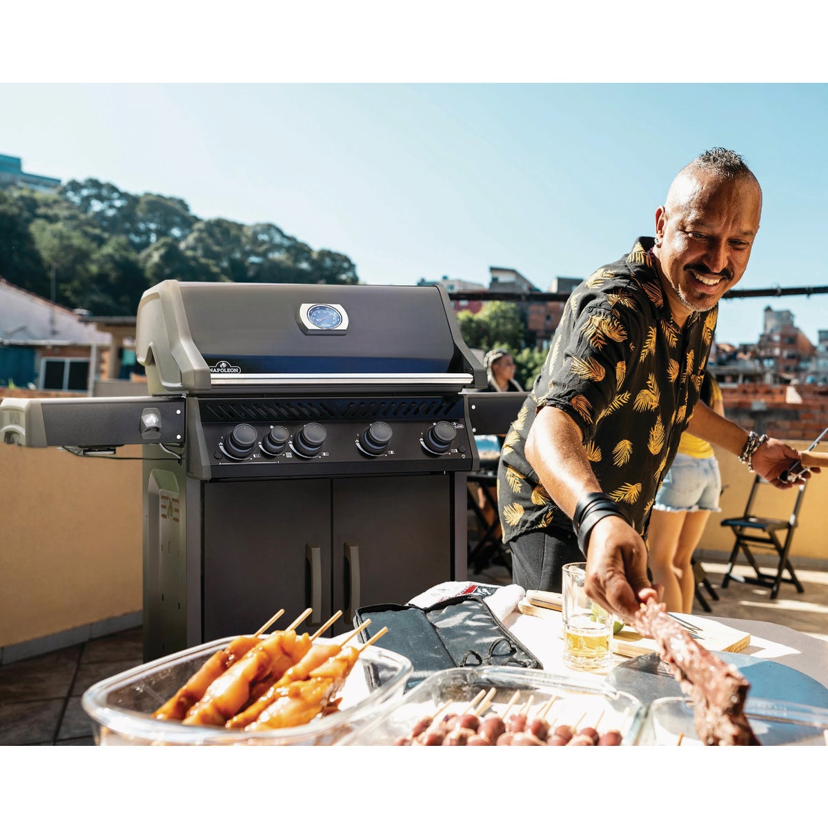 Napoleon Rogue 525 4-Burner Stainless Steel Grids LP Gas Grill, Black Image 2