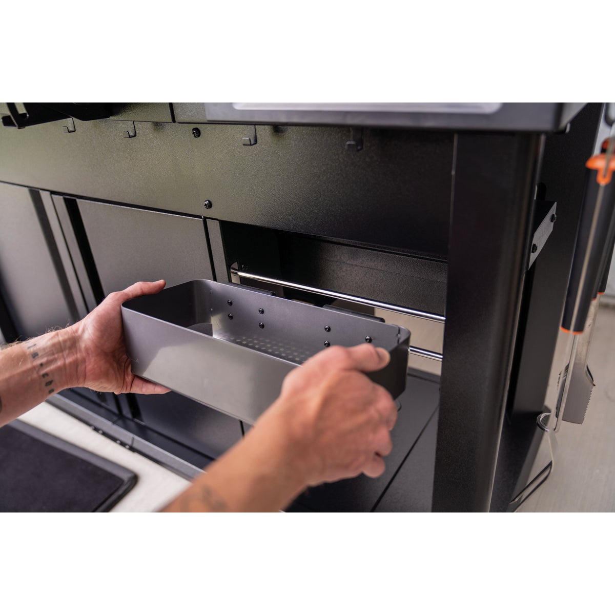 Traeger Woodridge Elite WiFire Pellet Grill Image 11