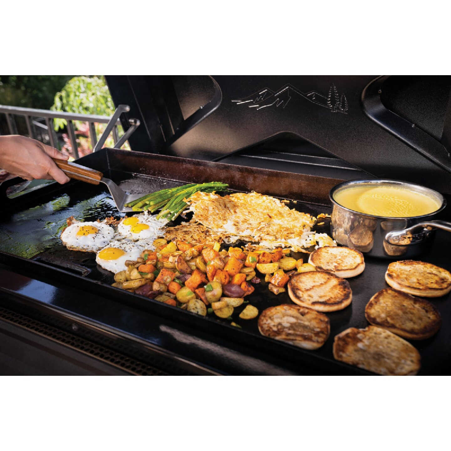 Traeger Flatrock 3-Burner Propane Gas Griddle Flat Top Grill, Black Image 4